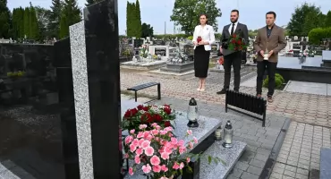 W trzecią rocznicę śmierci na grobie byłego kcyńskiego włodarza Marka Szarugi pojawiły się kwiaty i znicze