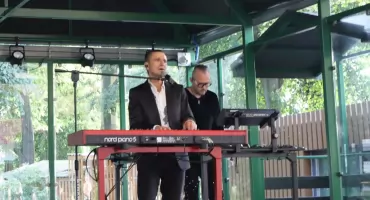 Na łabiszyńskiej wyspie Janusz Radek unplugged i z agregatem (zdjęcia+film)