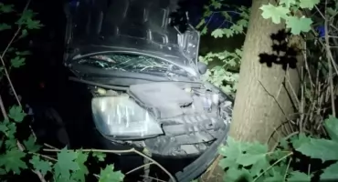 Miał 3 promile alkoholu, uderzył w drzewo, straci samochód i pójdzie siedzieć
