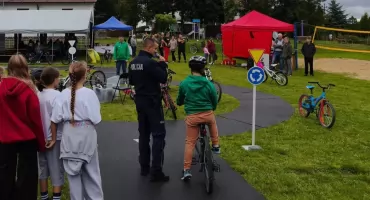 Gogółki Razem z policjantami i dziećmi w miasteczku rowerowym