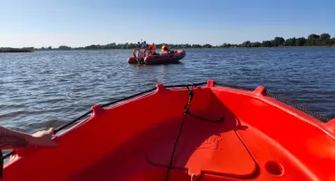 Strażacy i Pałuckie WOPR szukało dryfującej łodzi na jeziorze w Wenecji