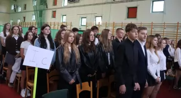 Pierwszoklasiści w I LO w Żninie uroczyście rozpoczęli swoją edukację w nowej szkole (zdjęcia+film)