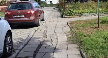 Falujący chodnik na ul. Staszica w Żninie. Czy remont zostanie ujęty w planie gminnych inwestycji? (zdjęcia+film)