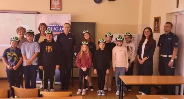 Uczniowie z Lubostronia otrzymali kaski. Promocja bezpiecznej jazdy na rowerze (zdjęcia)