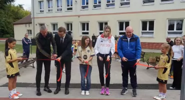 Mistrzyni olimpijska Iga Baumgart-Witan otworzyła boisko przy SP 1 w Żninie (zdjęcia+film)
