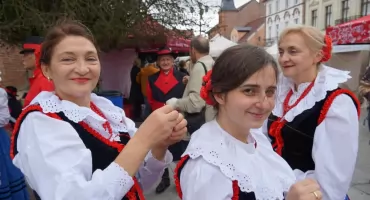 Złoty jubileusz Jarmarku Sztuki Ludowej na żnińskim rynku. 140 stoisk i tłumy zwiedzających (zdjęcia + film)