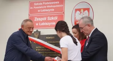 Szkoła Podstawowa w Łabiszynie w elitarnym towarzystwie. Od teraz nosi imię Powstańców Wielkopolskich (zdjęcia + film)