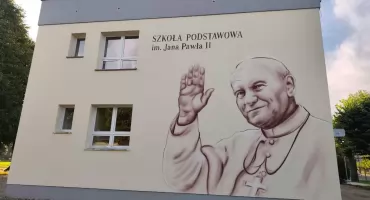 Św. Jan Paweł II w kolorze sepii na szkole w Gościeszynie
