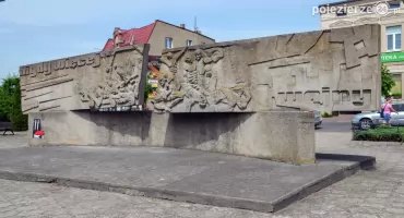 Dla jednych symbol patriotyzmu, dla innych fałszowanie historii, a tak czy inaczej starego Pomnika Walk i Męczeństwa na janowieckim rynku już nie będzie