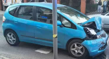 Wypadek koło żnińskiego liceum. Honda uderzyła w autobus szkolny