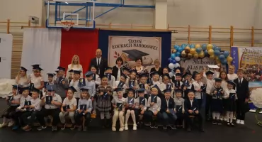 Ślubowanie i pasowanie pierwszoklasistów w żnińskiej dwójce (zdjęcia + film)