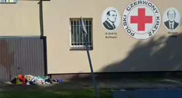 PCK w Żninie prosi, by nie podrzucać im odzieży używanej pod drzwi. PSZOK jedyną opcją!